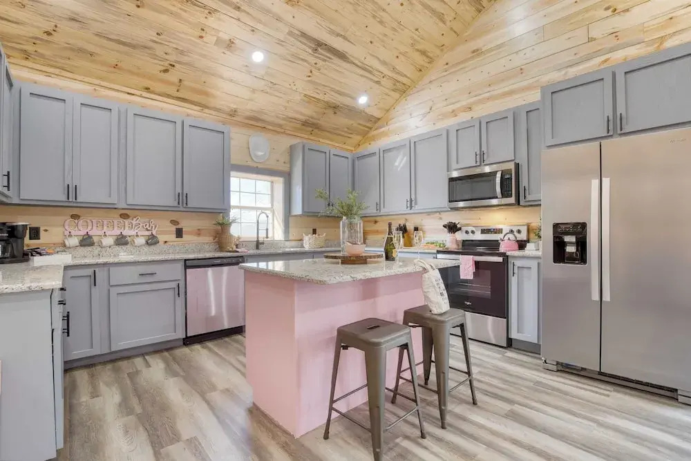 Pink Pines by Avantstay Luxury Aesthetic Dream Home, Indoor Pool, Hot Tub