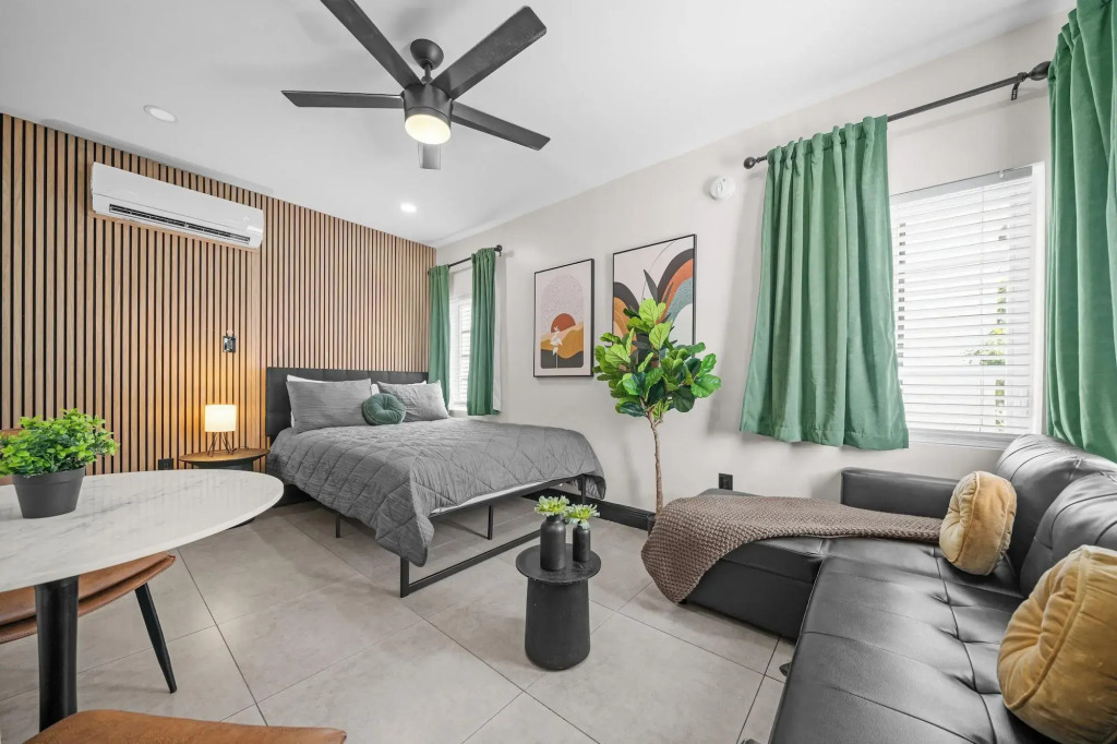 Baybreeze Apartments by Lowkl