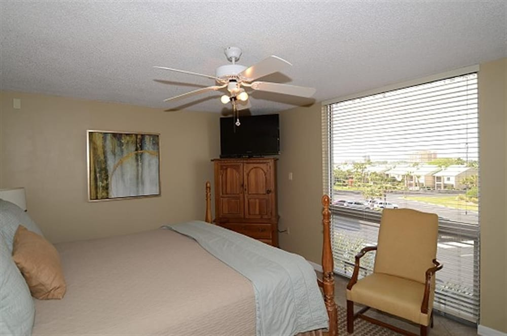 Shoreline Towers 1046 3 Bedroom Condo