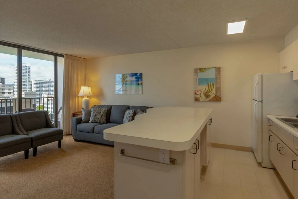 Waikiki Banyan - Ocean View Tower 1 Suite 1212