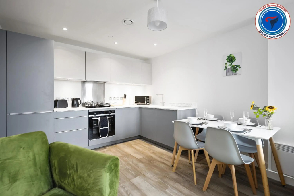 50 PERCENT OFF FOR MONTHLY AND WEEKLY STAYS, PERFECT FOR LONG STAYS FOR FAMILIES , BUSINESS, LEISURE & RELOCATIONS - 2 Bedroom at Premium Executive Serviced Apartment Birmingham - Free WiFi, Free Parking- Sheraton View