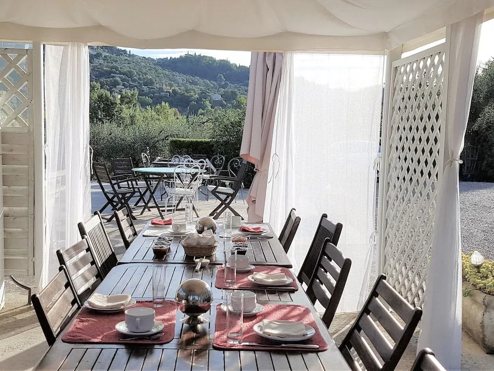 B&B with charm, quiet, kitchen, sw pool