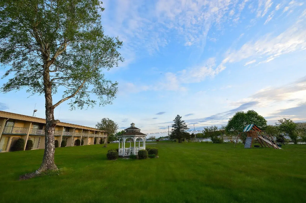 Riverview Inn & Suites
