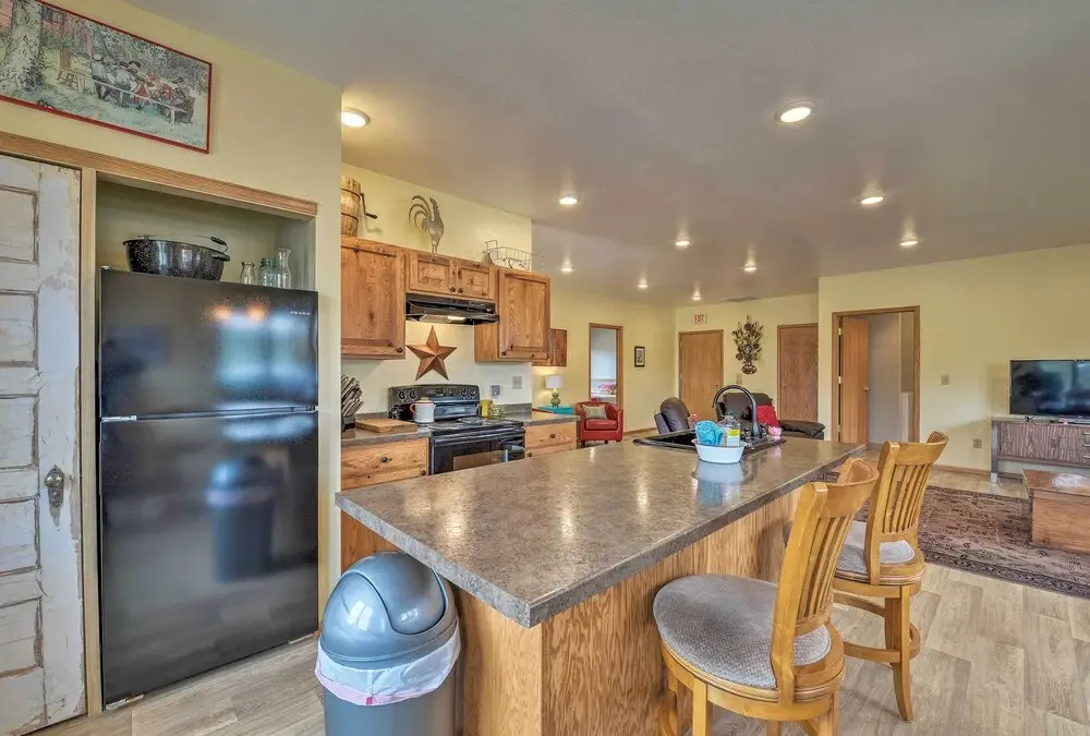 Large Ten Sleep Home on Main St, 10 Mins to Canyon