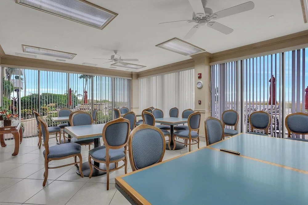 Modern 11th Floor Beachfront Condo With Views/pool