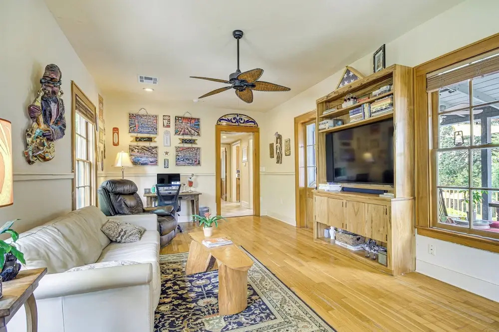 Eclectic Mandeville Home: Walk to Lakefront Park