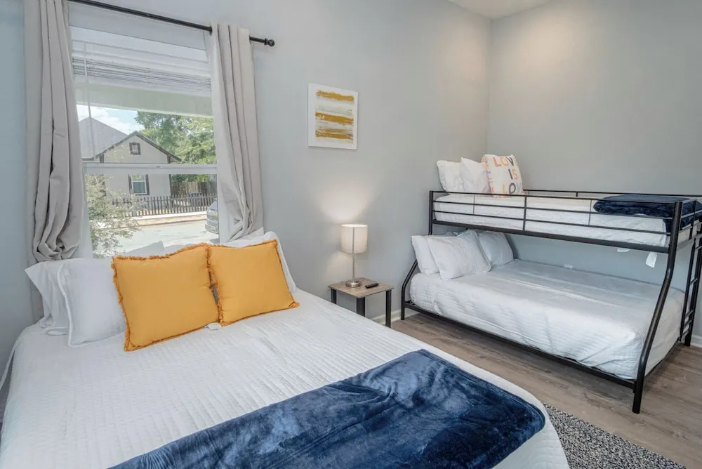 Cozy and Lovely 2BR 2BA Apt#a Near Lively Downtown