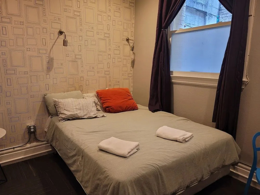 Ansonia Hotel - Hostel