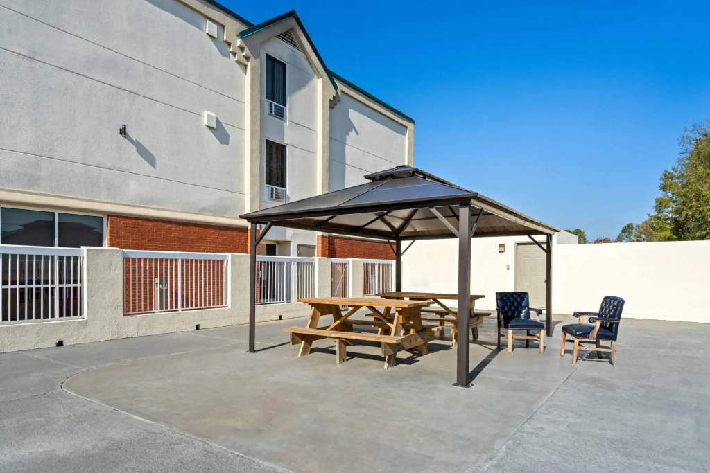 Days Inn & Suites by Wyndham Ridgeland