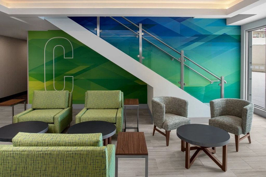 Holiday Inn Express & Suites Woodside LaGuardia Airport
