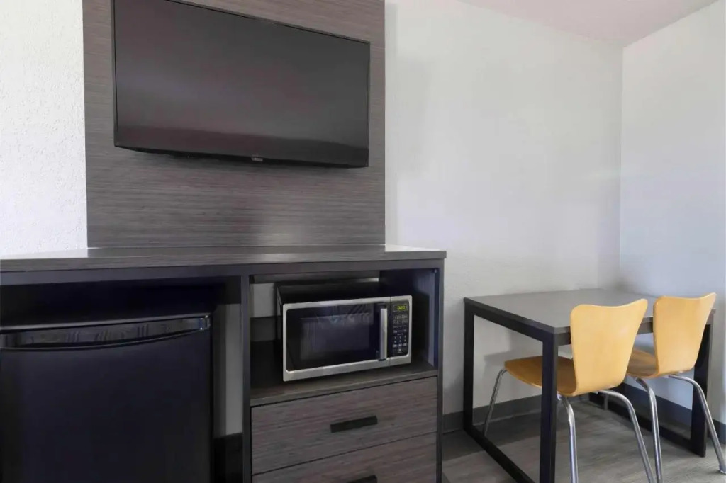 Econo Lodge Inn & Suites