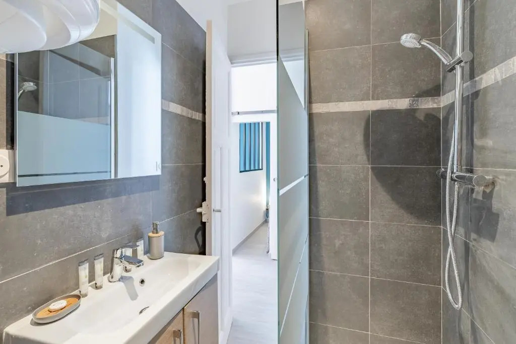 Appart entier avec 1 chambre, 4 personnes max+ internet(FIBRE) / Entire Flat with 1 bedroom, for 4 people max + internet (FIBER OPTIC)
