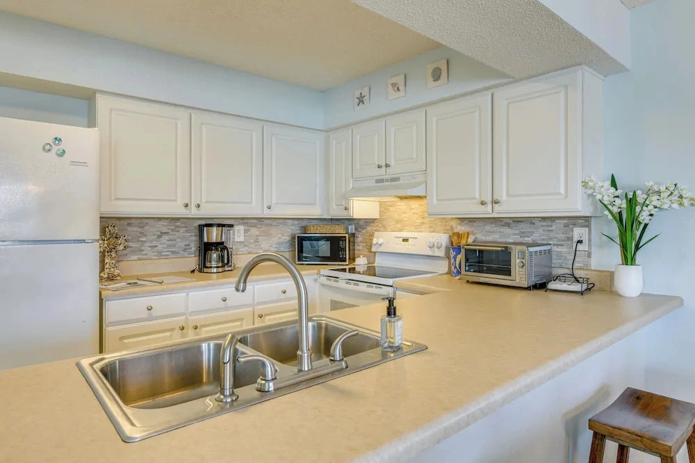 Fish, Swim & Dine: Ocean-view Orange Beach Condo