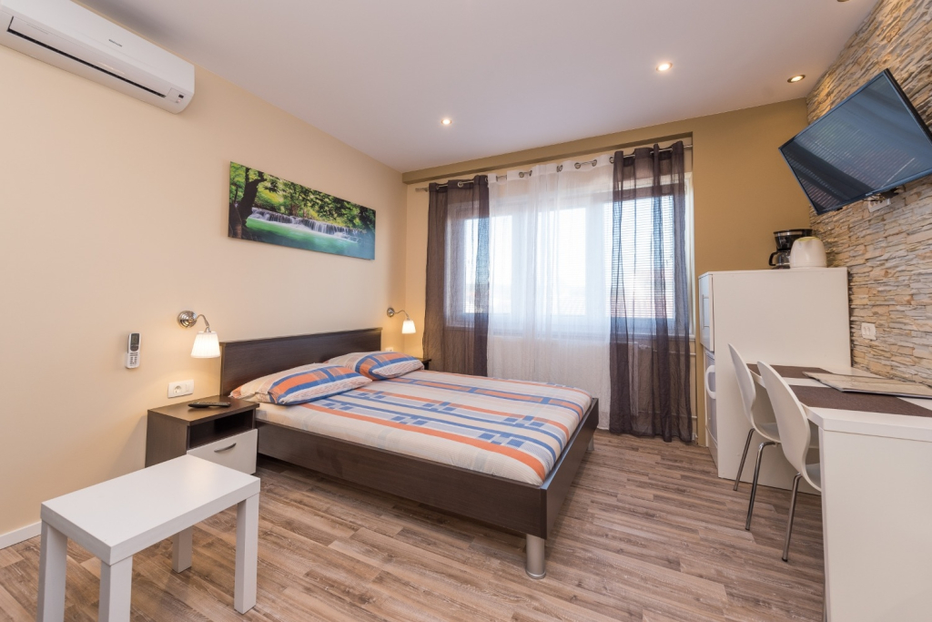Room Tomo - open pool and pool for children: R1 Sukosan, Zadar riviera