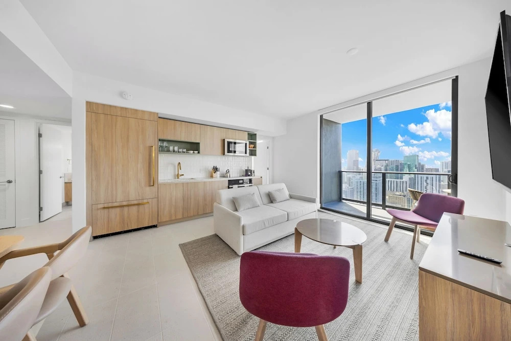 Luxe 2-BD Condo in Downtown - City Views