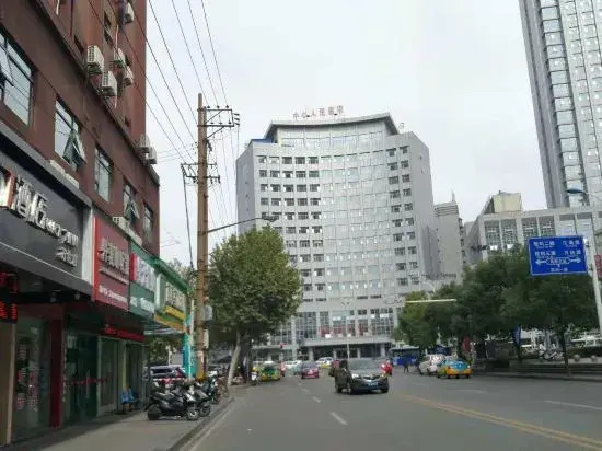LUCK 7 Hotel (Yichang Wanda Plaza Visitor Center)