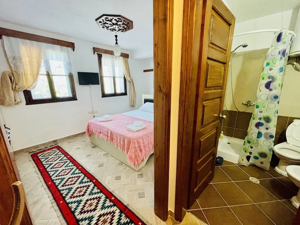 Denis House 1930 Cozy Private Rooms with Authentic Charm