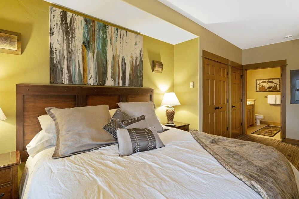 Eagleridge Lodge 201 2 Bedroom Condo by RedAwning
