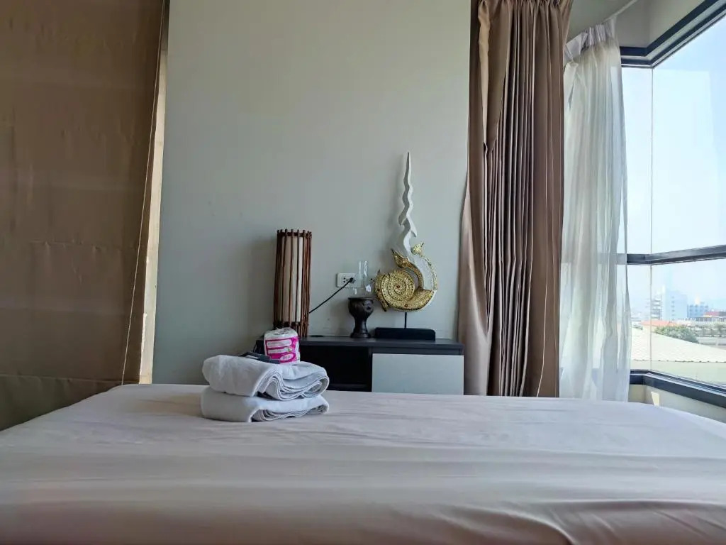 Pattaya Beach Sea View Rooftop Pool Resort