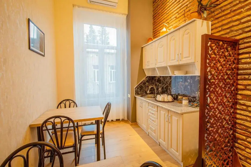 Galaktionis Apartment.3 min to Liberty Square