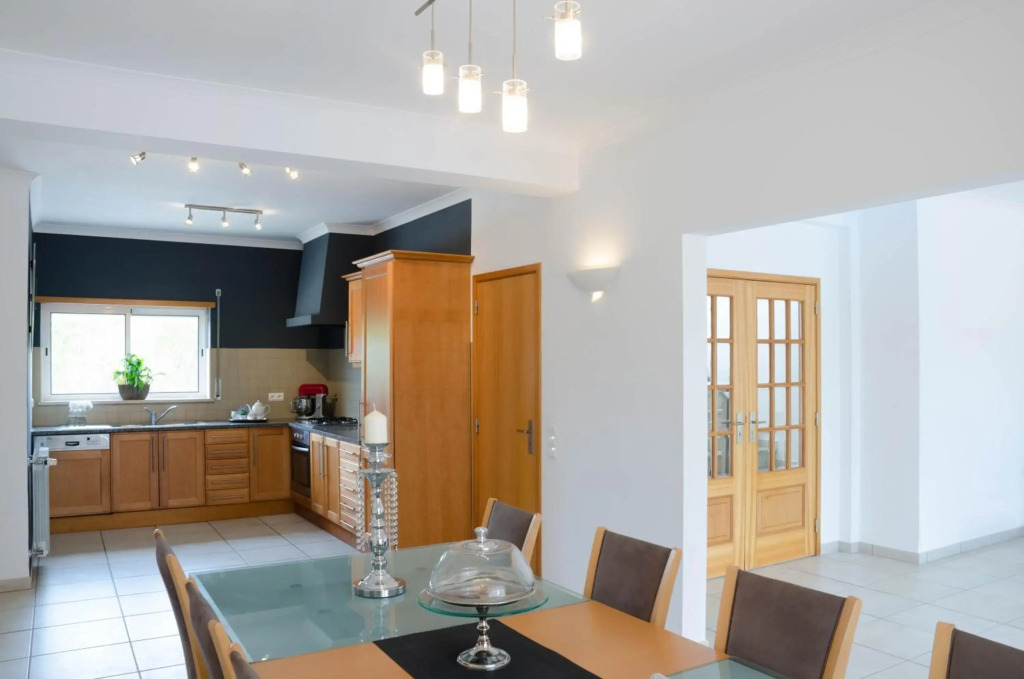 Villa Montanha, 4 Bedroom Villa, with swimming pool, loungers and alfresco dining, 10 min walk to the beautiful Praia da Luz Beach, Shops, Bars and Restaurants