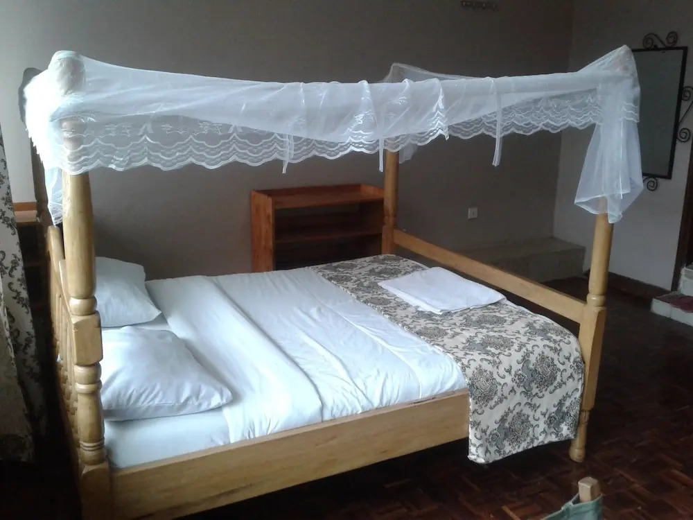 Bunyonyi Safaris Resort