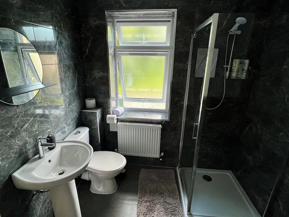 4 Beds House Coventry Sleep 7 With 3parking Spaces