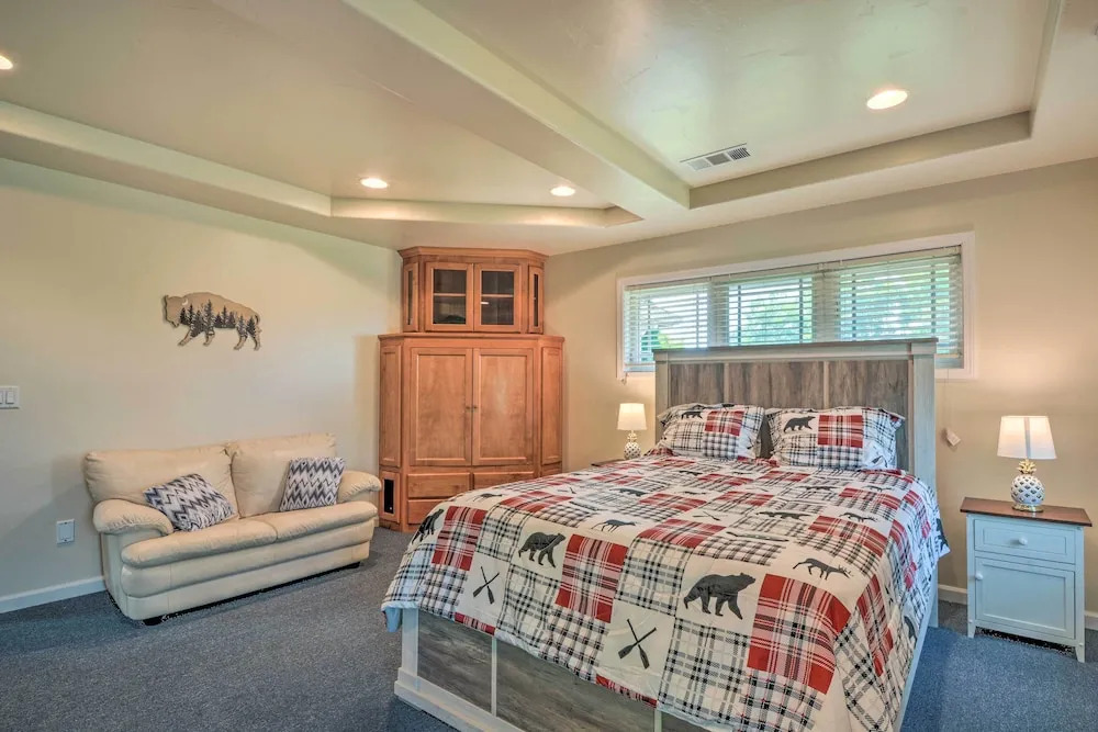 Charming Medford Getaway ~ 4 Miles to Downtown!