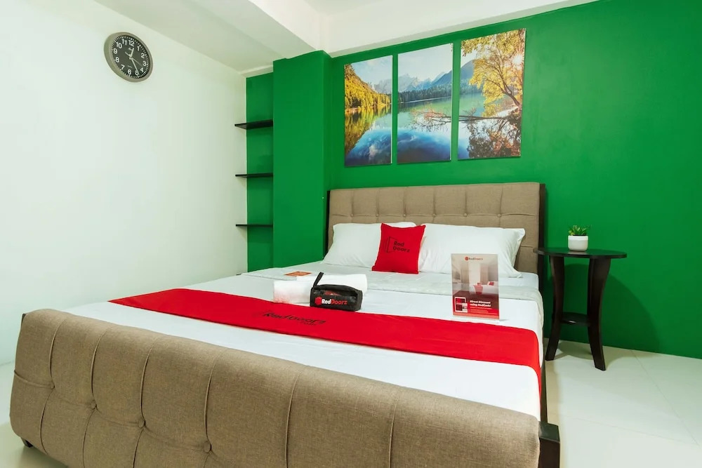 RedDoorz Near C5 Kalayaan Avenue Makati