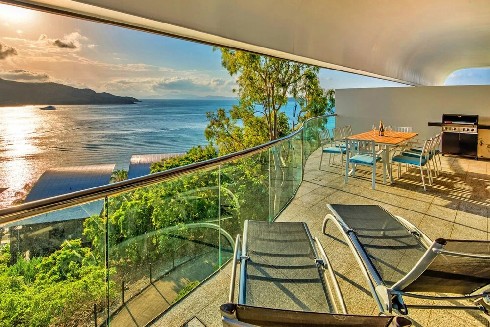 Waves 5 Luxury 3 Bedroom Breathtaking Ocean Views Central Location