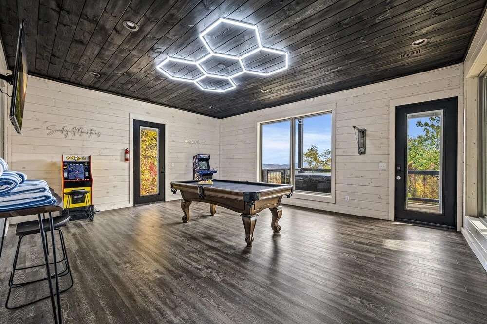 Ski Mountain Swim 3 Bedroom Home by Redawning