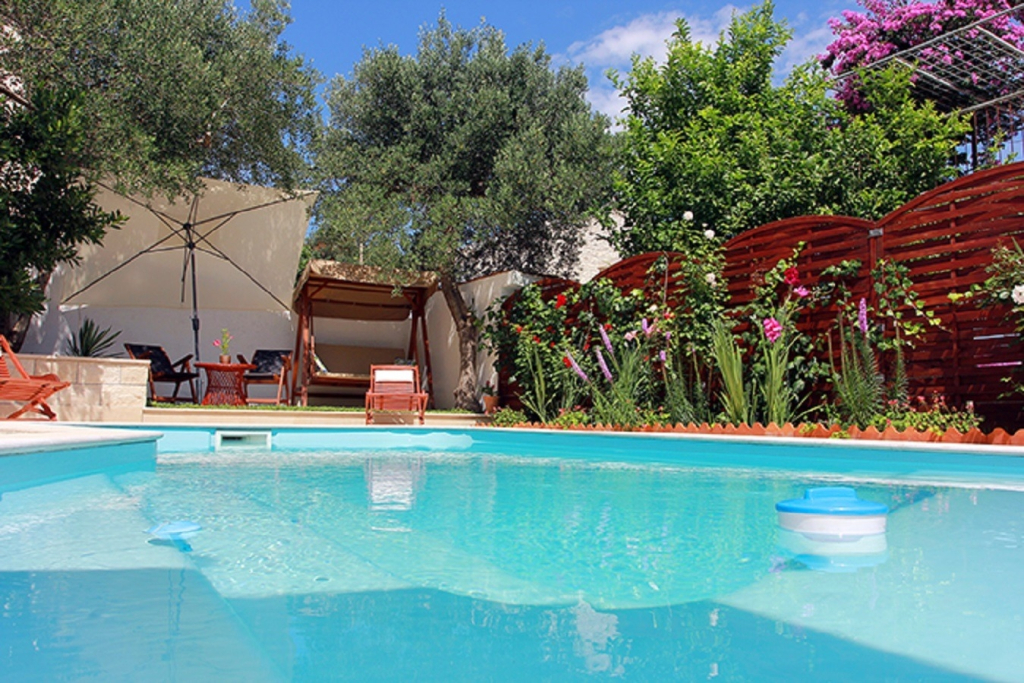 Holiday house Silvia - open pool: Supetar, Island Brac