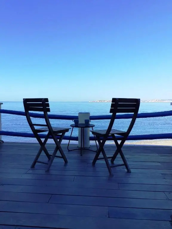 Chouette Cabanon sur la plage vue mer et terrasse privée