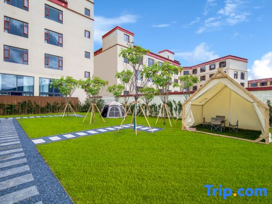 Kyriad Hotel (Shangri-La Ganden Sumtseling Monastery Scenic Area)