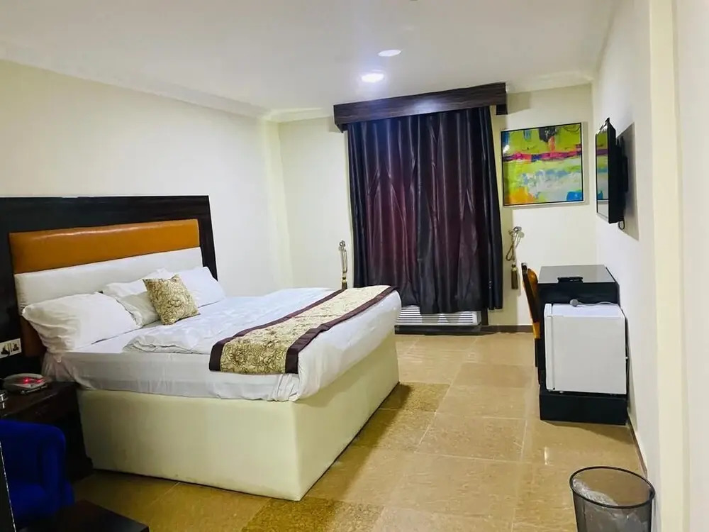 Great Western Hotel and Suites