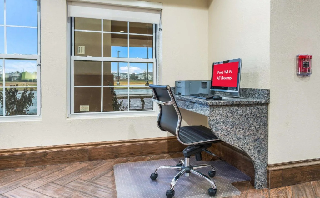 Econo Lodge Inn & Suites