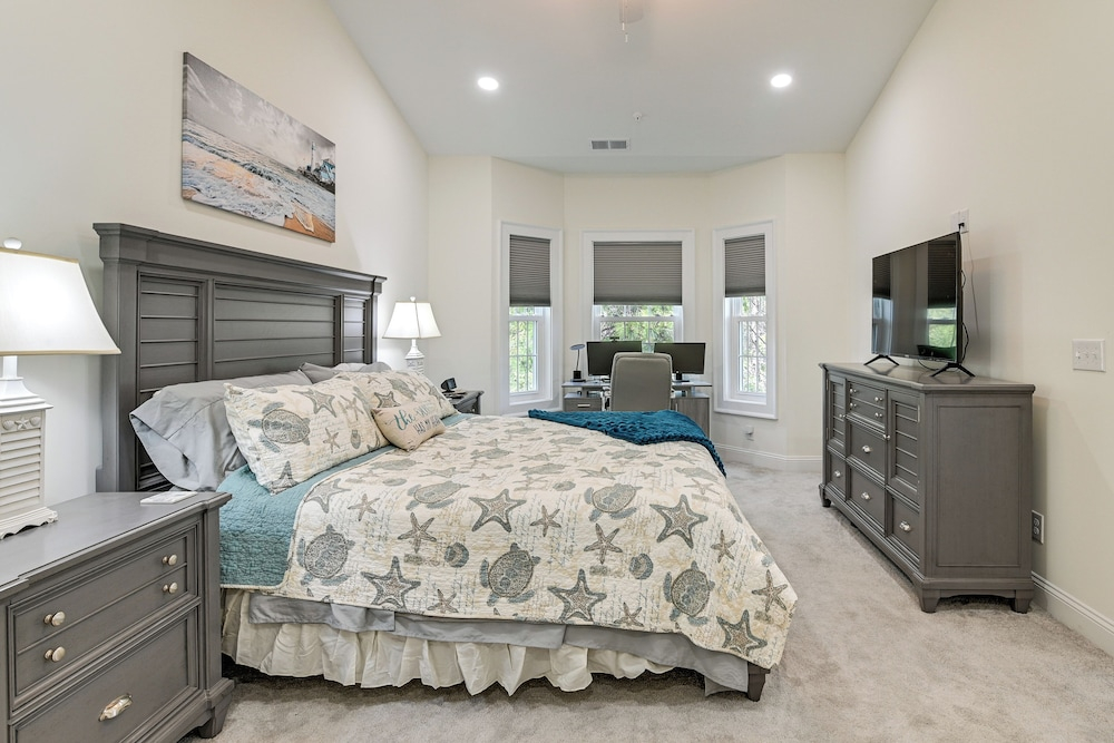 1 Mi to Beach! Sleek Golf & Pool Retreat