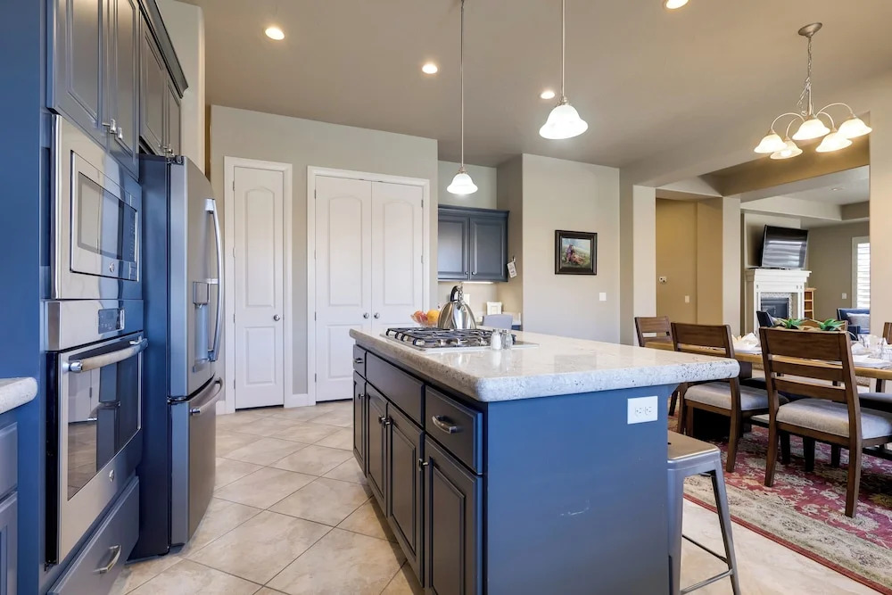 Sleek Home: Patio, Gas Grill & Access to Pool