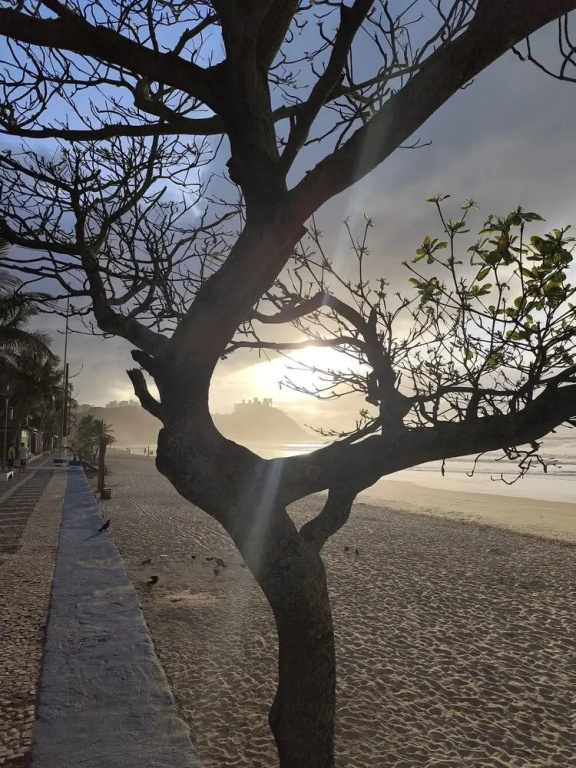 Pé na areia do Guarujá - Praia do Tombo