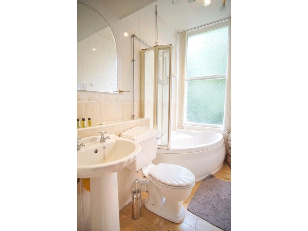 Spacious 2 Bedroom Flat, Leith Walk