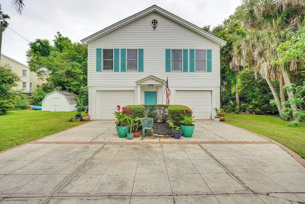 Isle of Palms Getaway w/ Patio, Walk to Beach!