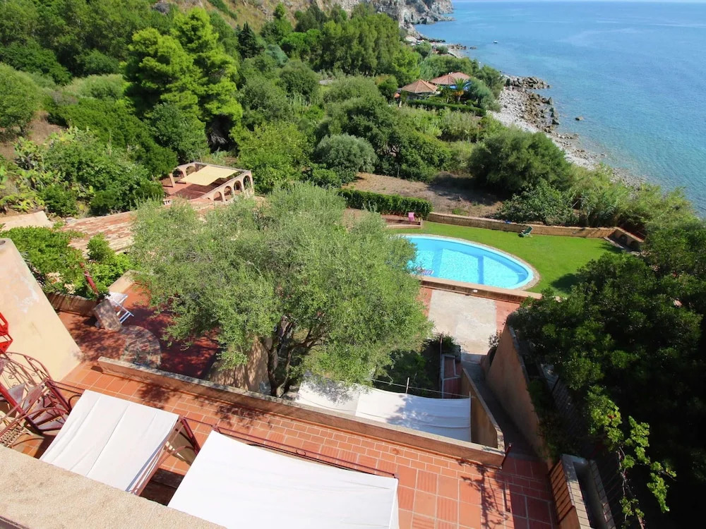 Mansion in Capo Vaticano by the Sea