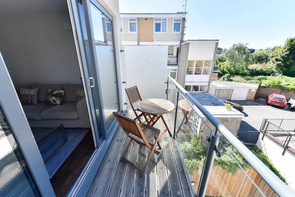 Superb apt for 6 w/ balcony, 10mins to East Putney