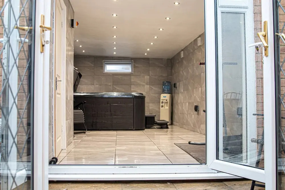 Private Hot Tub, Sauna, Ice Bath Gym Apartment