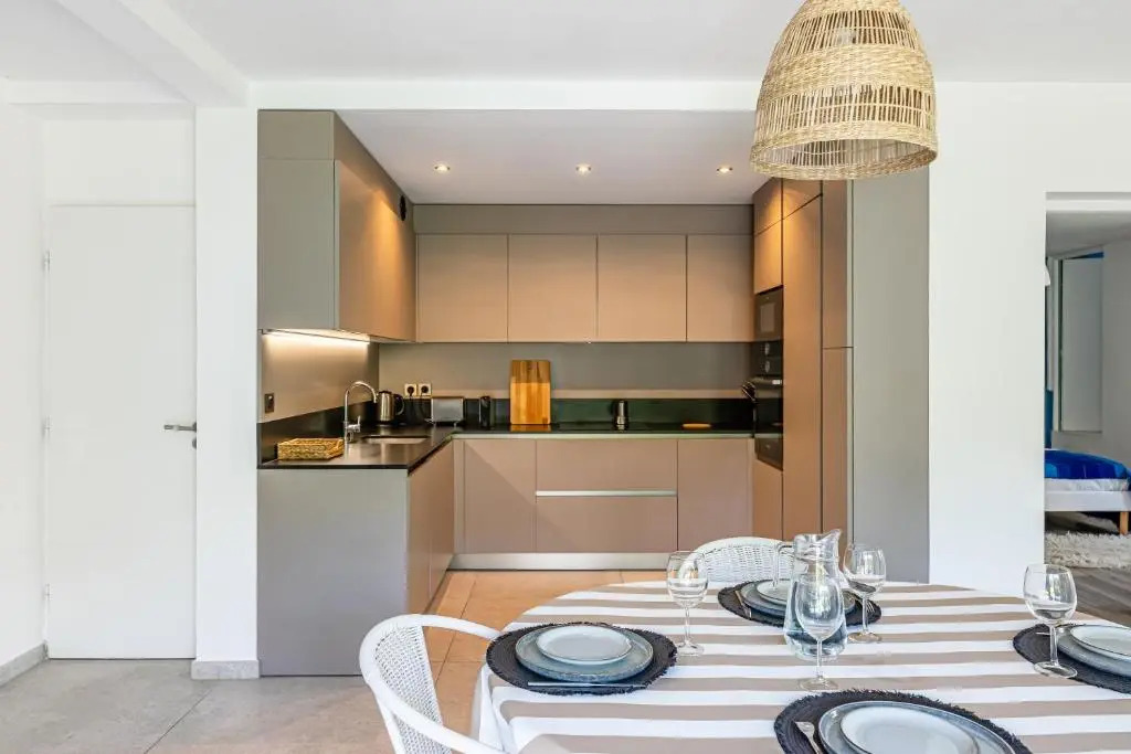 Le Clos - appartement Cassis, jardin 120m2, 2 places parking proche center et mer