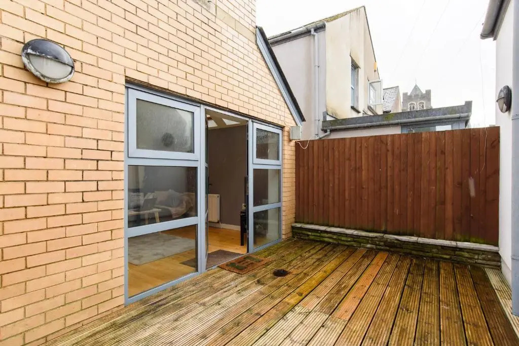 2 Bed Cardiff House with Hot Tub, BBQ, Terrace & Free Parking