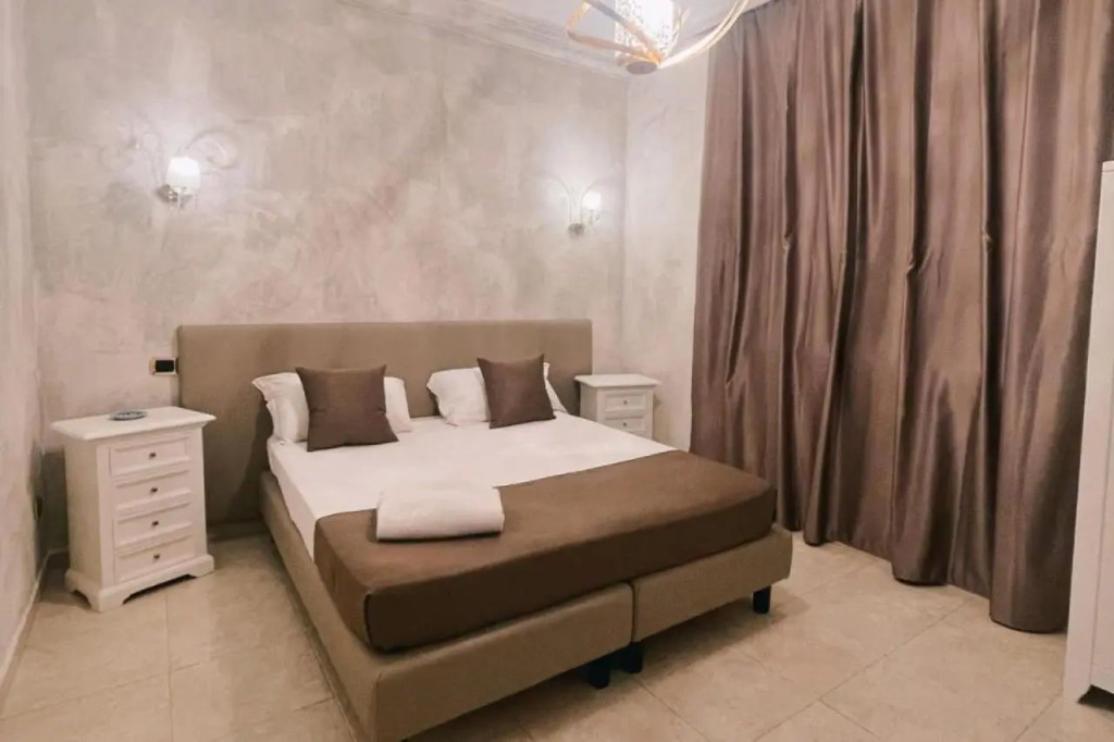 Bee Queen Hotel