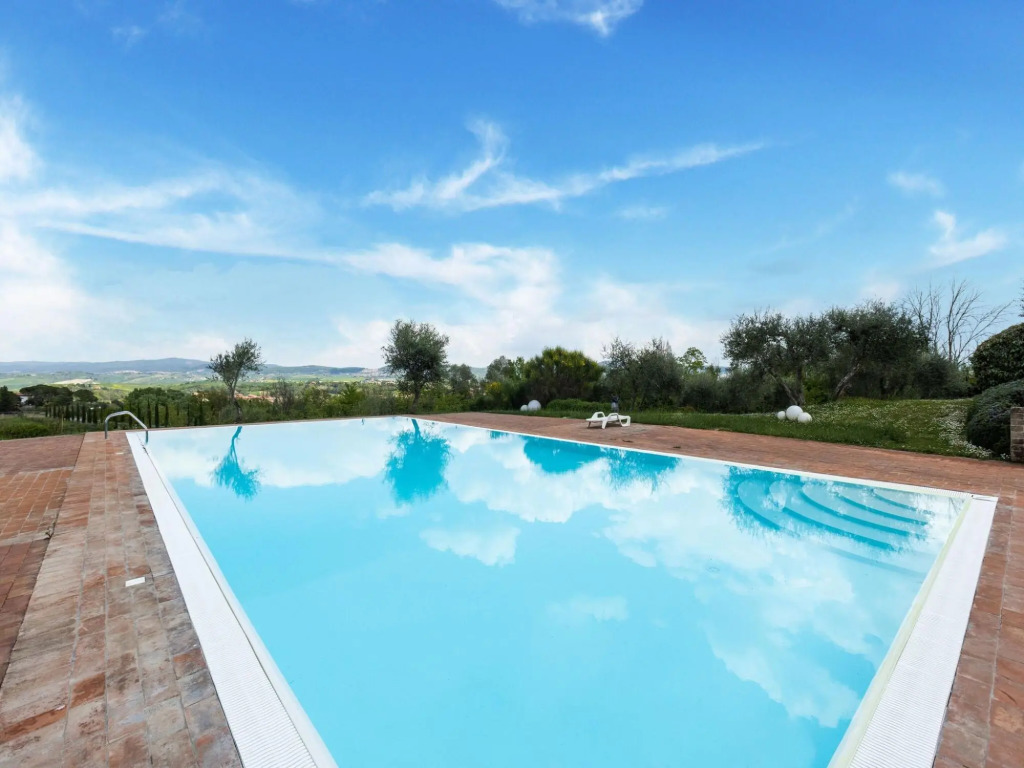 Apartment in Medieval Village, Splendid Panoramic View, Shared Swimming Pool