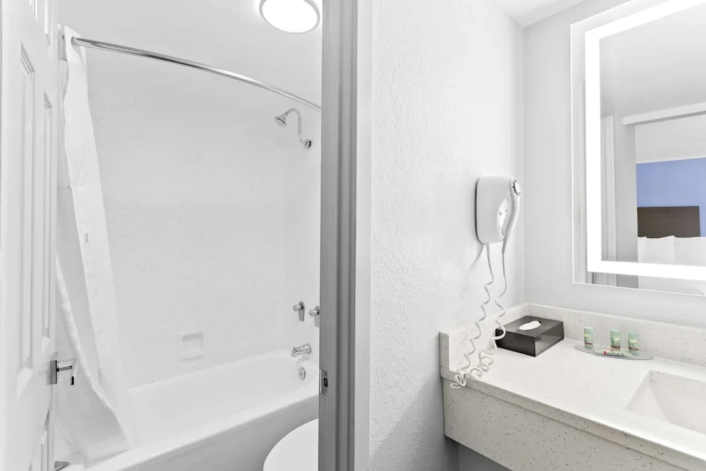 Days Inn & Suites By Wyndham Schaumburg- Woodfield Mall