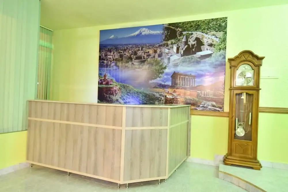 Green Hostel And Tours